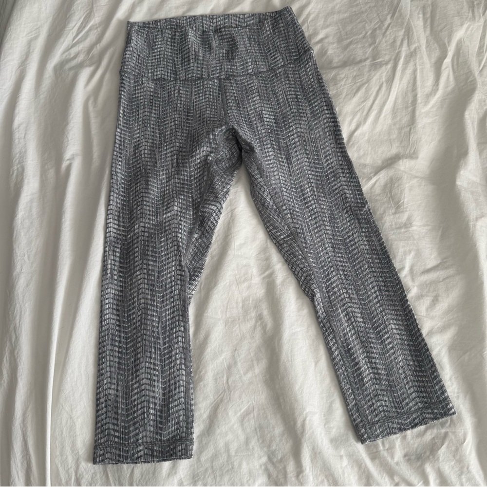 Lululemon 21 inch high waisted cropped Wunder Under leggings size 8